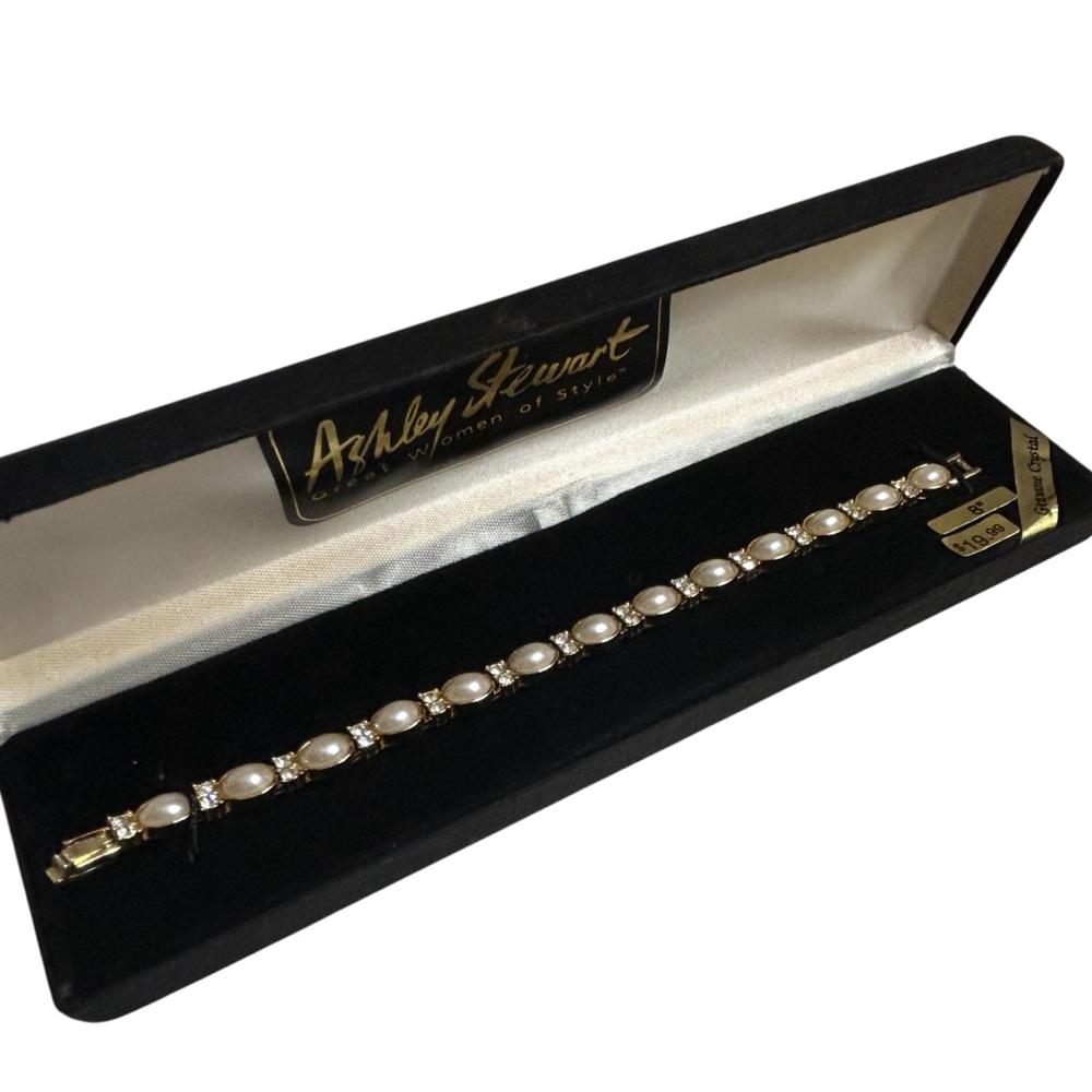 Ashley Stewart Gold Tone Faux Pearl Crystal 8” Bracelet Vintage Preowned NOS